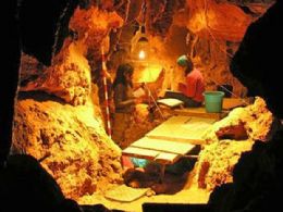 Famlia neandertal canibalizada  encontrada em caverna na Espanha