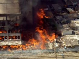 Incndio atinge prdio e favela em SP