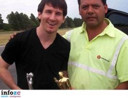 Com os prmios que ganhou no Mundial, Messi posa com Snchez