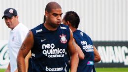 Adriano teve desempenho pfio no jogo-treino do Corinthians