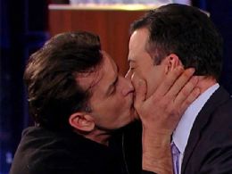 Charlie Sheen beija Jimmy Kimmel na boca em programa de TV