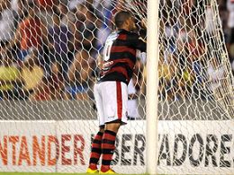 Dez anos depois, Adriano reencontra as vaias rubro-negras contra o Caracas
