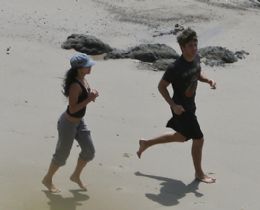 Exerccio: Zac Efron e Vanessa correm na praia