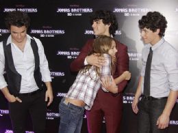 Jonas Brothers e Sasha na pr-estreia do filme do trio