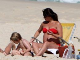 Gravidssima, Giovanna Antonelli curte praia com filho