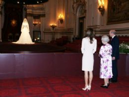 Kate Middleton visita exposio de seu vestido de noiva