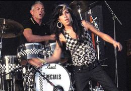 Amy Winehouse volta aos palcos de festival em performace de 10 minutos
