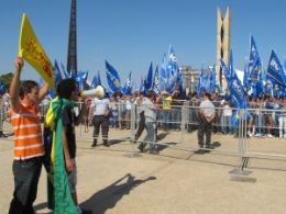Grupos contra e a favor de Roriz faz manifestao em frente ao STF