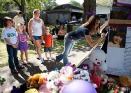 Vizinhos prestam homenagem  menina Somer Thompson em Orange Park, no estado americano da Flrida, nesta quinta-feira