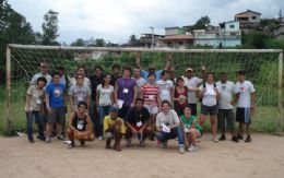 Grupo de estudantes posa com moradores do bairro Santo Antonio em Embu das Artes (SP)