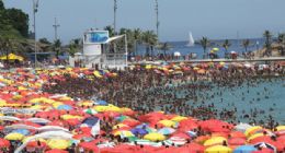 Com temperatura acima de 38 C, Rio tem domingo de praias lotadas