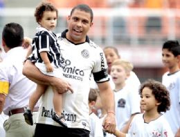 Ronaldo vai a campo no Pacaembu acompanhado por dois filhos