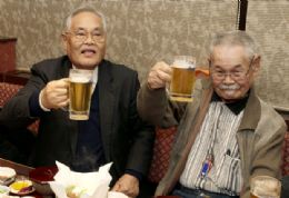 Minoru Ohye (dir) e o irmo Hiroshi Kamimura brindam durante o encontro em Kyoto, no Japo, aps 60 anos