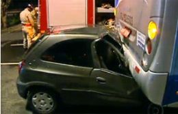 Carro  de passeio entra na traseira de um nibus e motorista morre na hora