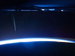 Astronauta fotografa passagem de cometa vista do espao