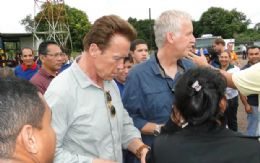 Arnold Schwarzenegger visita Par com James Cameron