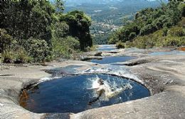 Tome banho de piscina natural no alto da serra capixaba