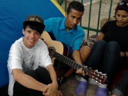 Jovens j acampam na porta do sambdromo de So Paulo a espera da audio do dolos