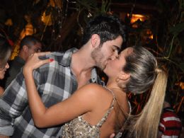 Ex-BBBs Adriana e Rodrigo beijam muito em aniversrio de Maumau