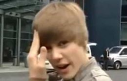 Astro teen Justin Bieber d cabeada  em porta de hotel e vira sensao
