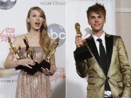 Taylor Swift e Justin Bieber posam com prmios do Billboard Awards