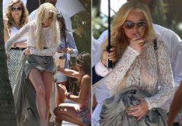 Lindsay Lohan deixa calcinha e seio  mostra em bastidores de ensaio