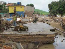 Alagoas e Pernambuco antecipam frias em escolas atingidas por chuva