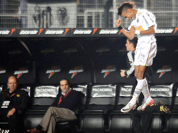 Neymar comemora o gol diante do banco do Pearol, que s lamenta
