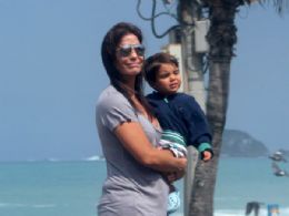 Ivete Sangalo passeia com o filho na orla do Rio