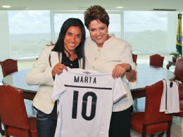 Dilma recebe Marta e promete maior ateno ao futebol feminino