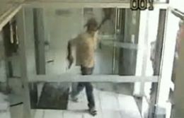 Bandido d um tiro no prprio p durante assalto a banco; assista