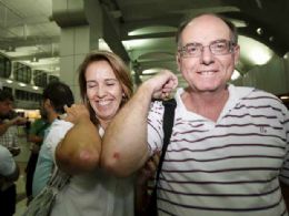 Passageiros mostram ferimento aps sada de emergncia de voo da TAM, em Salvador, na noite de quinta-feira; empresa diz que ningum teve ferimentos graves