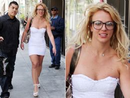 Britney Spears circula com visual nerd-sexy
