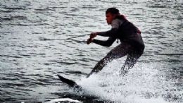 Neymar experimenta outros esportes e se aventura no wakeboard
