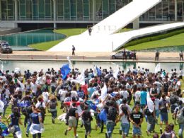 Estudantes fazem manifestao em frente ao Congresso