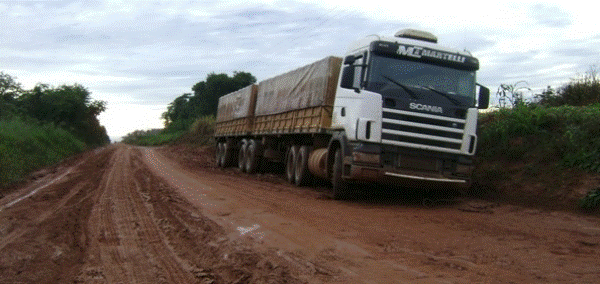 Carreta transportava soja e ficou atolada no barro