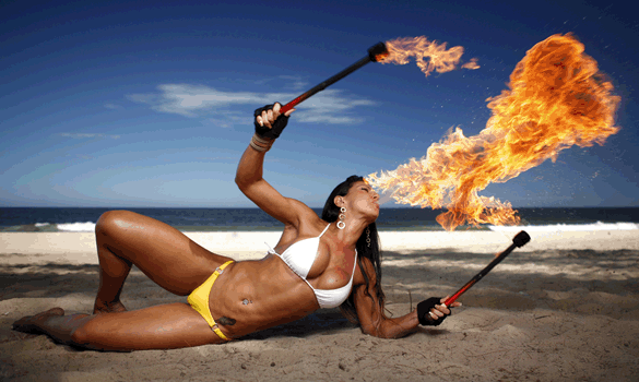 De biquni, latinete faz ensaio quente - literalmente -  cospe fogo Veja fotos