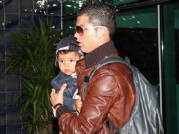 Pela primeira vez, Cristiano Ronaldo aparece com o filho no colo