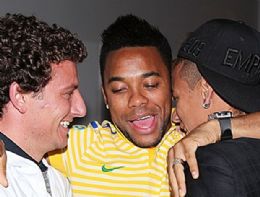 Com bom humor e agradecido, Robinho recebe Neymar e Elano