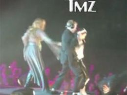 Criana invade palco de Miley Cyrus e  bruscamente retirada por segurana