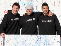 Messi completa 24 anos, assina com Unicef e fica de castigo