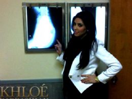 Kim Kardashian tira raio-x do bumbum para provar que no  siliconada