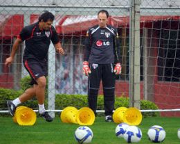 Ceni volta a treinar com o grupo e deve jogar em 20 dias