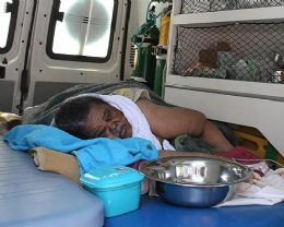 Mulher de 300kg fica 12h em uma ambulncia esperando por vaga