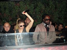 Aps show, Fergie comanda festa em boate carioca