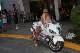 Valesca compra moto de 60 mil dlares em Miami
