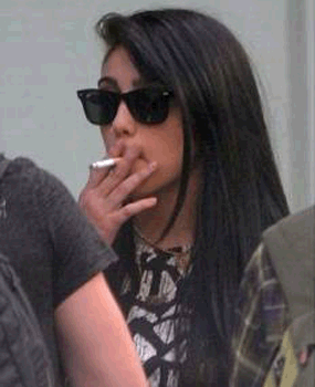 Aos 15 anos, filha de Madonna  fotografada com cigarro na boca