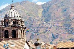 Cpula da igreja de Santo Domingo, localizada na praa das Armas, ao lado da bandeira de Cusco na capital peruana