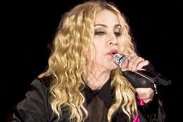 Madonna se juntou ao DJ Paul Oakenfold para gravar uma nova msica e ainda deixou mensagem pelo twitter de seu empresrio