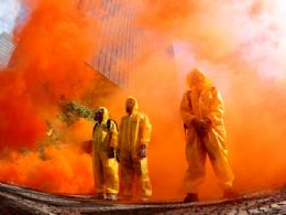 Ativistas do Greenpeace simulam acidente nuclear no BNDES, no RJ
